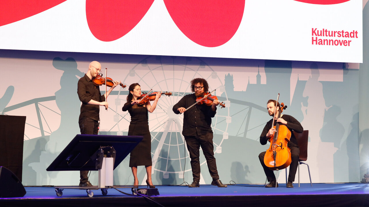 Performance der Kulturszene Hannovers zum Auftakt der Hauptversammlung mit Musik, Tanz und Sport.