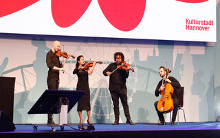 Performance der Kulturszene Hannovers zum Auftakt der Hauptversammlung mit Musik, Tanz und Sport.