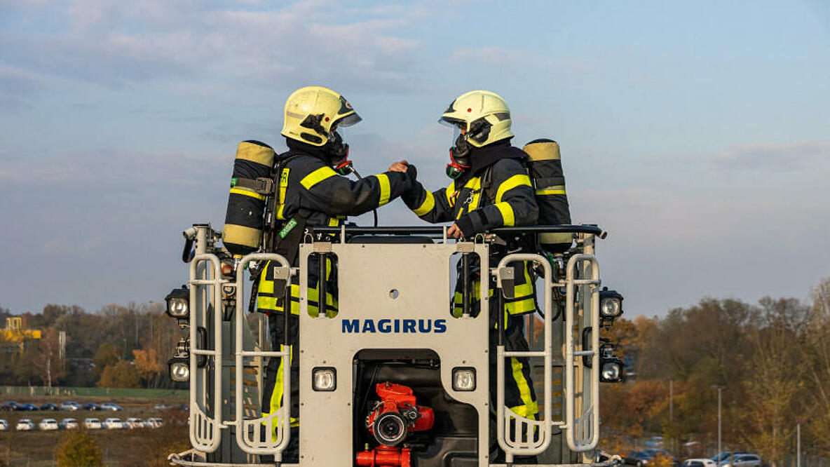 Zwei Feuerwehrleute im Drehleiter-Korb