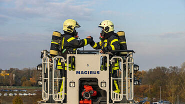 Zwei Feuerwehrleute im Drehleiter-Korb