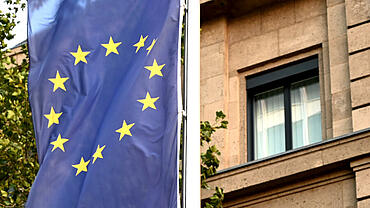 Europa-Flagge vor Verwaltungsgebäude