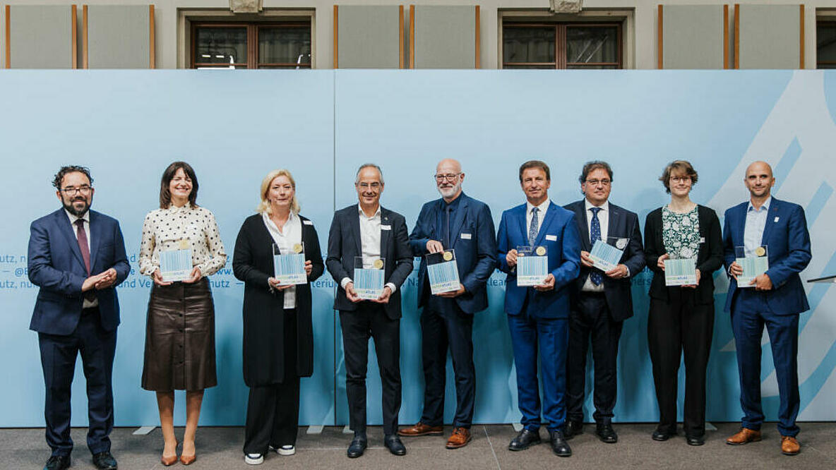 Parlamentarischer Staatssekretär Christian Kühn (links) zeichnete die Gewinnerinnen und Gewinner des Papieratlas 2023 im Bundesumweltministerium aus.