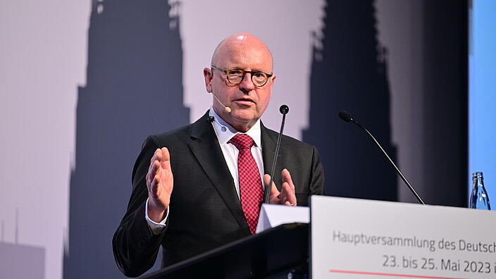 Markus Lewe, Präsident des Deutschen Städtetages und Oberbürgermeister aus Münster bei der Begrüßungsrede der Hauptversammlung des Deutschen Städtetages am 23. Mai 2023 in Köln 