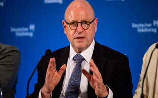 Markus Lewe, Präsident des Deutschen Städtetages und Oberbürgermeister aus Münster, bei der Auftakt-Pressekonferenz zur Hauptversammlung des Deutschen Städtetages am 23. Mai 2023 in Köln