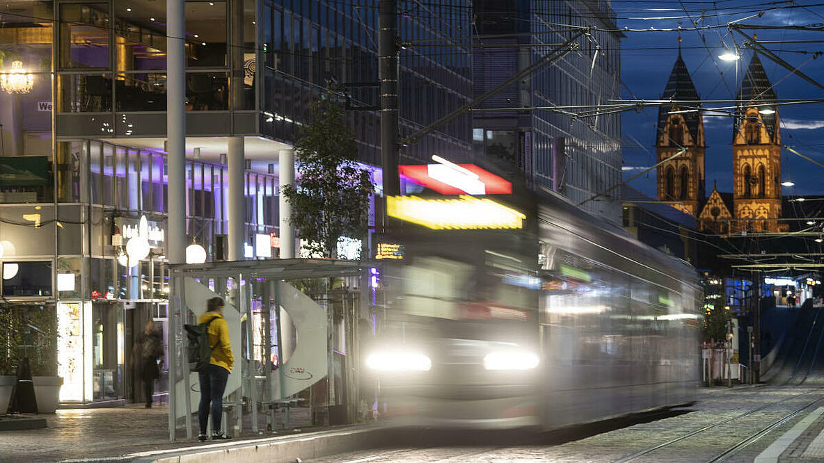 Haltestelle mit anfahrender Straßenbahn in Freiburg im Breisgau