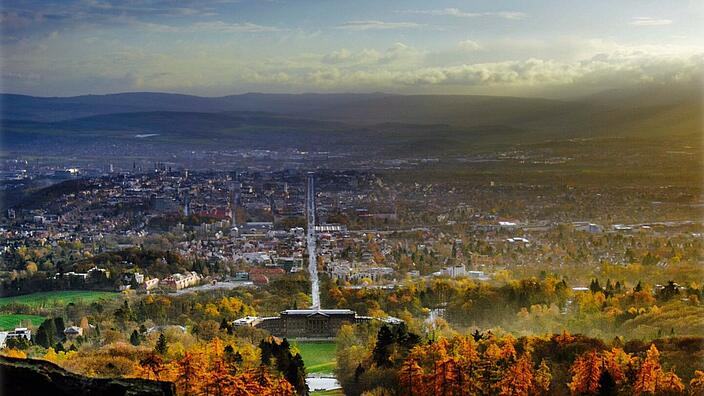 Luftaufnahme von Kassel mit Blick vom Herkules auf den Bergpark und Kassel