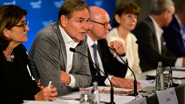 Im Fokus: Burkhard Jung, Vizepräsident des Deutschen Städtetages bei der Pressekonferenz zum Auftakt der Hauptversammlung des Deutschen Städtetages am 23. Mai 2023 in Köln