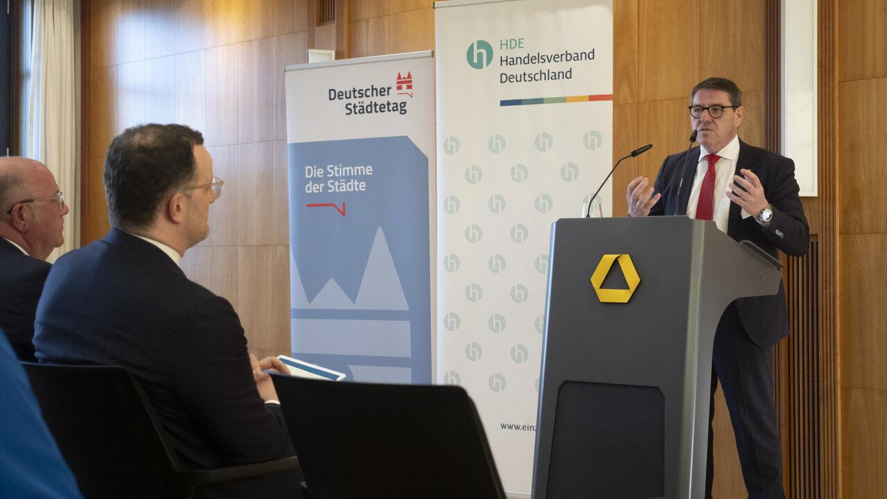 André Stahl, Stellvertreter des Präsidenten des Deutschen Städtetages, beim parlamentarischen Abend zu Innenstädten.