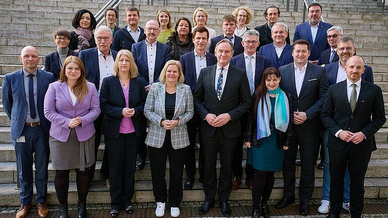 Gruppenbild der Teilnehmenden an der Auftaktveranstaltung der neuen Allianz für Kommunen gegen Hass und Gewalt