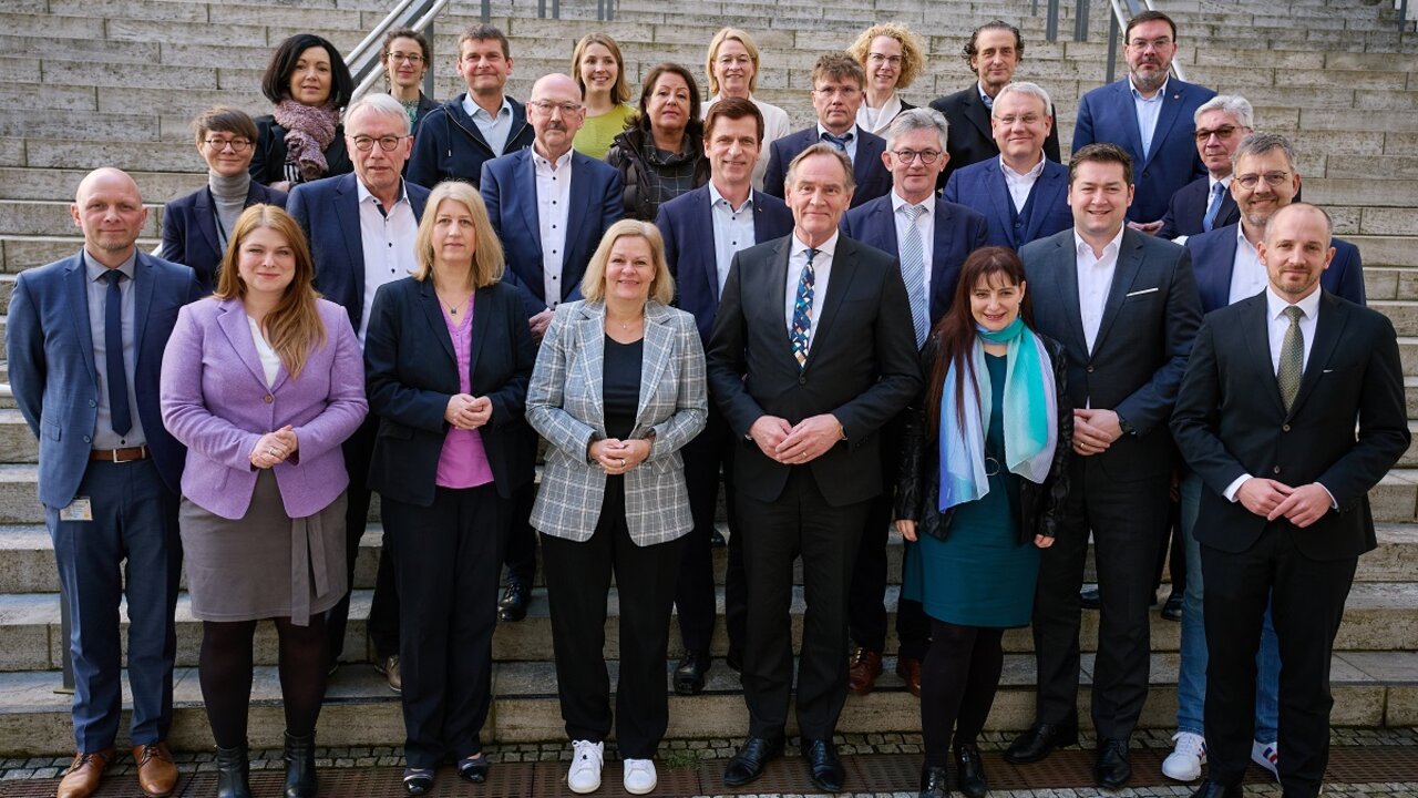Gruppenbild der Teilnehmenden an der Auftaktveranstaltung der neuen Allianz für Kommunen gegen Hass und Gewalt