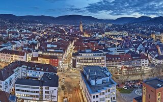 Panoramaaufnahme der Stadt Reutlingen mit Blick auf die Innenstadt und die Schwäbische Alb