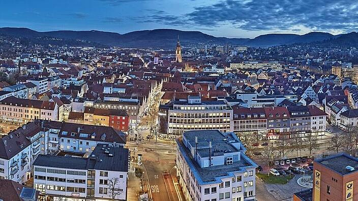 Panoramaaufnahme der Stadt Reutlingen mit Blick auf die Innenstadt und die Schwäbische Alb