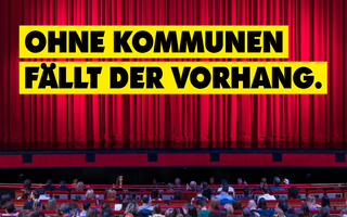 Kampagnenmotiv zum Aktionstag "Kommunen am Limit": Blick auf eine Bühne mit geschlossenem roten Vorhang, darüber der Slogan "Ohne Kommunen fällt der Vorhang"