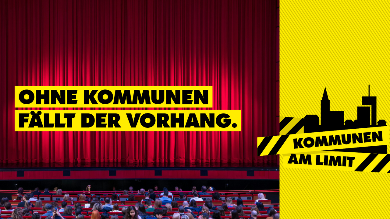 Kampagnenmotiv zum Aktionstag "Kommunen am Limit": Blick auf eine Bühne mit geschlossenem roten Vorhang, darüber der Slogan "Ohne Kommunen fällt der Vorhang"