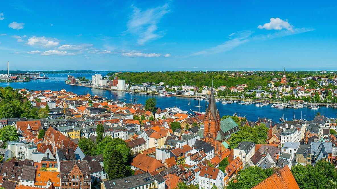 Panoramablick auf die Stadt Flensburg vom Rathaus.