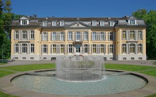 Leverkusen - Schloss Morsbroich mit Brunnen auf dem Vorplatz