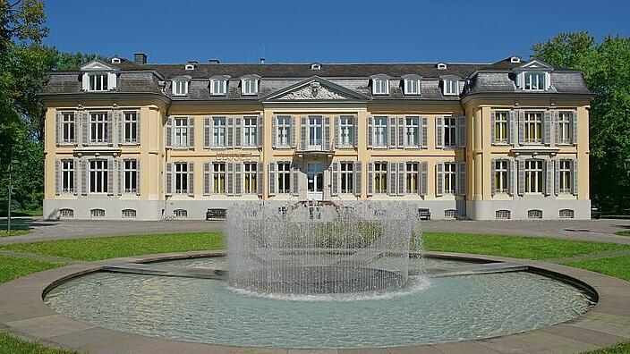 Leverkusen - Schloss Morsbroich mit Brunnen auf dem Vorplatz