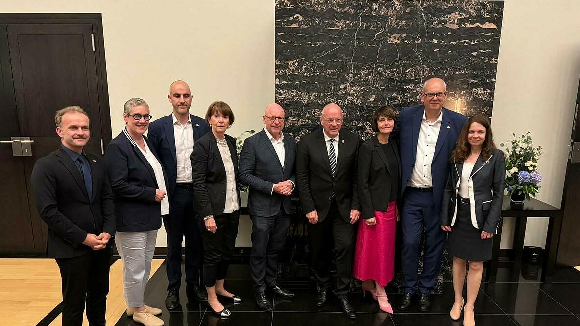 Die Stadtspitzen aus dem Präsidium des Deutschen Städtetages trafen in Washington D.C. den deutschen Botschafter in den USA, Andreas Michaelis: u.a. Silvio Witt (Neubrandenburg), Sibylle Keupen (Aachen), Belit Onay (Hannover), Henriette Reker (Köln), Städtetagspräsident Markus Lewe (Münster), Andreas Bovenschulte (Bremen).