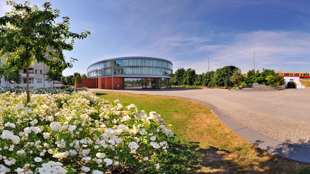 Hennigsdorf - Rathausplatz mit Rathaus und S-Bahn