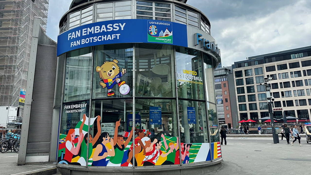 Die Fanbotschaft an der Hauptwache in Frankfurt.