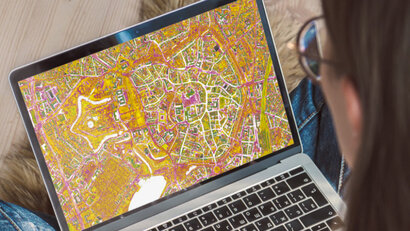 Thermografiekarte der Innenstadt Münsters wird auf einem Laptop-Bildschirm angezeigt