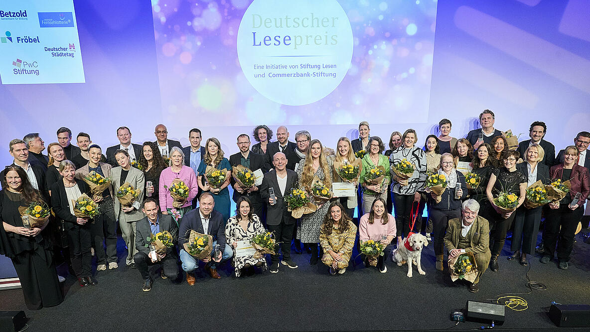 Gruppenfoto der Siegerinnen und Sieger des Deutschen Lesepreises 2025