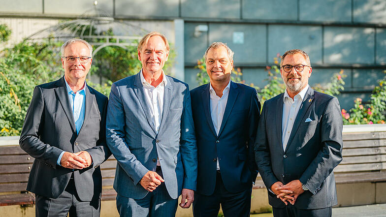 v. l.: Helmut Dedy, Hauptgeschäftsführer des Deutschen Städtetages; Städtetags-Vizepräsident Burkhard Jung; Prof. Dr. Christof Hettich, Vorstandsvorsitzender der SRH Holding (SdbR); gastgebender Oberbürgermeister Julian Vonarb aus Gera