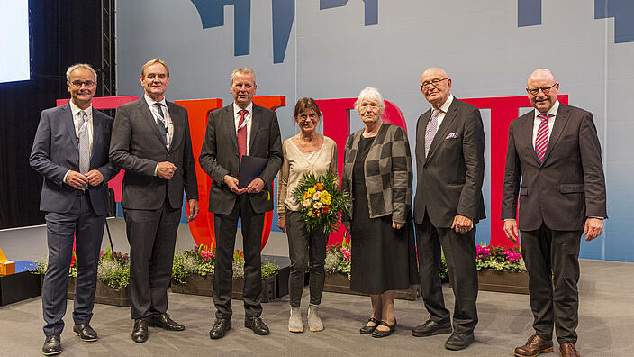 Die Städtetagsspitze mit den Ehrenmitgliedern des Verbandes (v. l.): Hauptgeschäftsführer Helmut Dedy, Präsident Burkhard Jung, Ehrenmitglied Dr. Uli Maly, Oberbürgermeister a. D. der Stadt Nürnberg, mit Ehefrau Petra, Dr. Rosemarie Wilcken, Oberbürgermeisterin a. D. der Stadt Wismar und Dr. h.c. Herbert Schmalstieg, Oberbürgermeister a. D. der Landeshauptstadt Hannover.