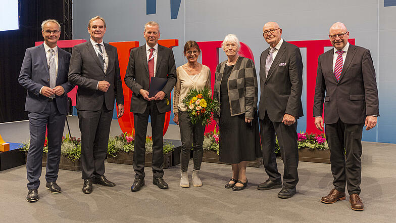 Die Städtetagsspitze mit den Ehrenmitgliedern des Verbandes (v. l.): Hauptgeschäftsführer Helmut Dedy, Präsident Burkhard Jung, Ehrenmitglied Dr. Uli Maly, Oberbürgermeister a. D. der Stadt Nürnberg, mit Ehefrau Petra, Dr. Rosemarie Wilcken, Oberbürgermeisterin a. D. der Stadt Wismar und Dr. h.c. Herbert Schmalstieg, Oberbürgermeister a. D. der Landeshauptstadt Hannover.