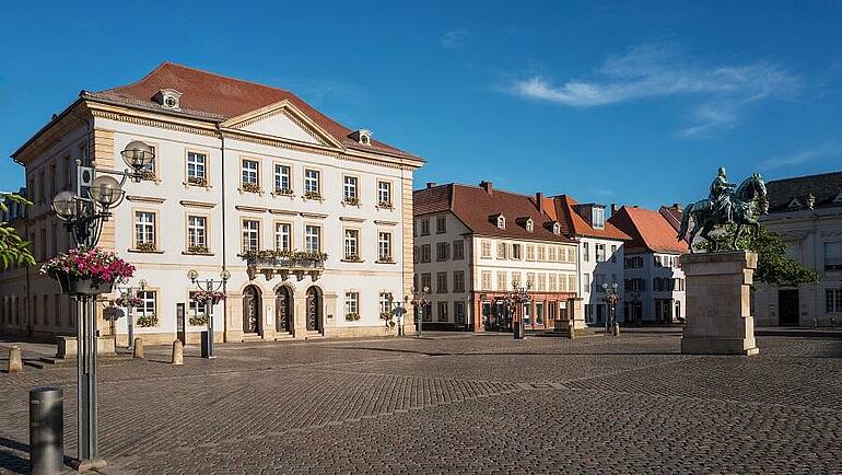 Landau in der Pfalz - Rathausplatz mit Reiterstatue