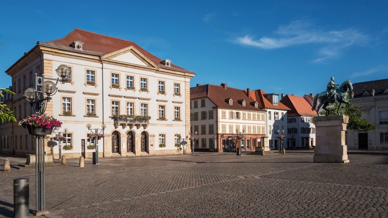 Landau in der Pfalz - Rathausplatz mit Reiterstatue