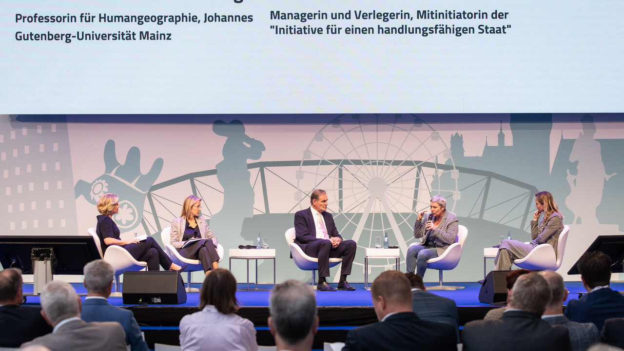 Abschlussdiskussion "Vielleicht wird es doch besser als gedacht", mit Moderatorin Susan Link (v.l.) sowie Julia Jäkel (Managerin und Verlegerin, Mitinitiatorin der "Initiative für einen handlungsfähigen Staat"), Burkhard Jung, Präsident des Deutschen Städtetages, Anja Bierwirth (Leiterin Forschungsbereich Stadtwandel, Wuppertal Institut für Klima, Umwelt, Energie) und Prof. Dr. Veronika Cummings (Professorin für Humangeographie, Johannes Gutenberg-Universität Mainz).