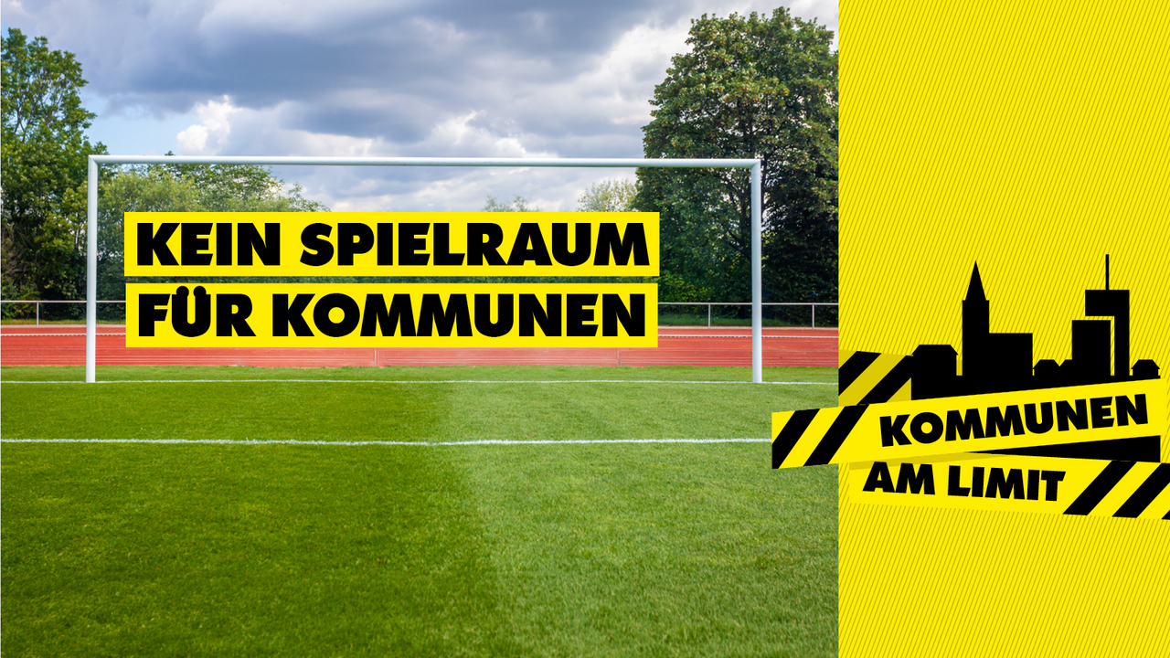 Kampagnenmotiv zum Aktionstag "Kommunen am Limit": Leeres Tor auf Fußballplatz, darüber der Slogan "Kein Spielraum für Kommunen"