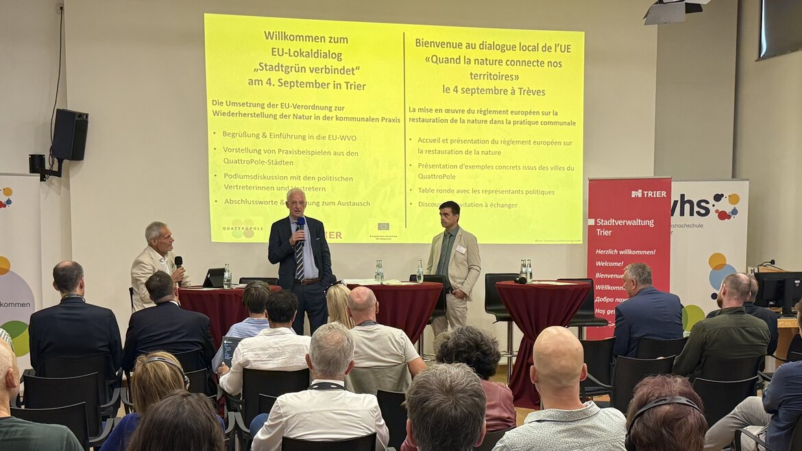 Oberbürgermeister Wolfram Leibe (Mitte) lud nach Trier ein.