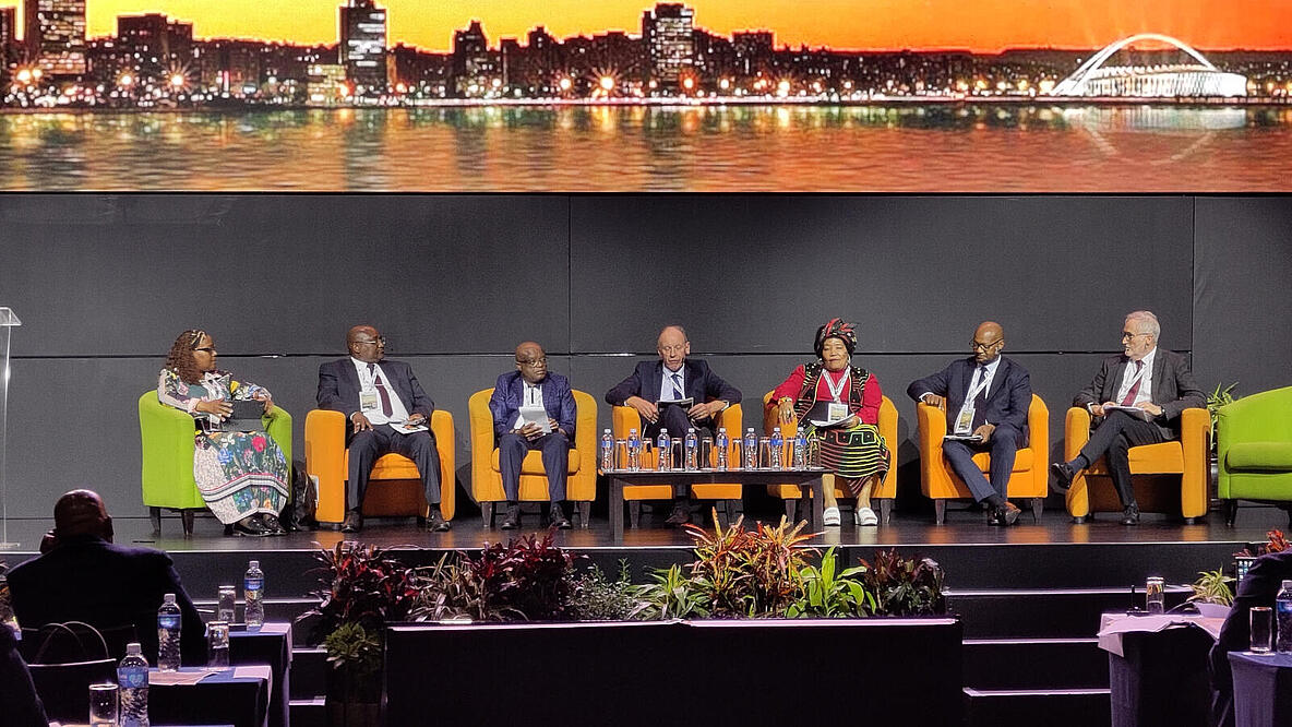 Bernd Tischler, Oberbürgermeister aus Bottrop (Mitte), bei einer Diskussionsrunde auf dem National Urban Forum in Durban in Südafrika.