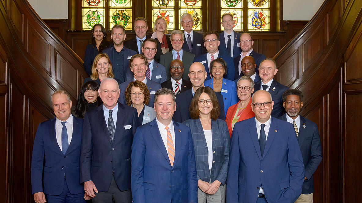 Gruppenbild der Teilnehmenden am Mayors' Round Table am 10.10.2025 in Bremen