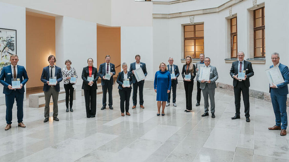 Gruppenfoto der Sieger beim Papieratlas 2020