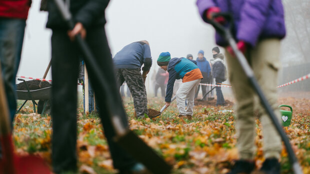Gelebte Nachbarschaft: Baumpflanzaktion