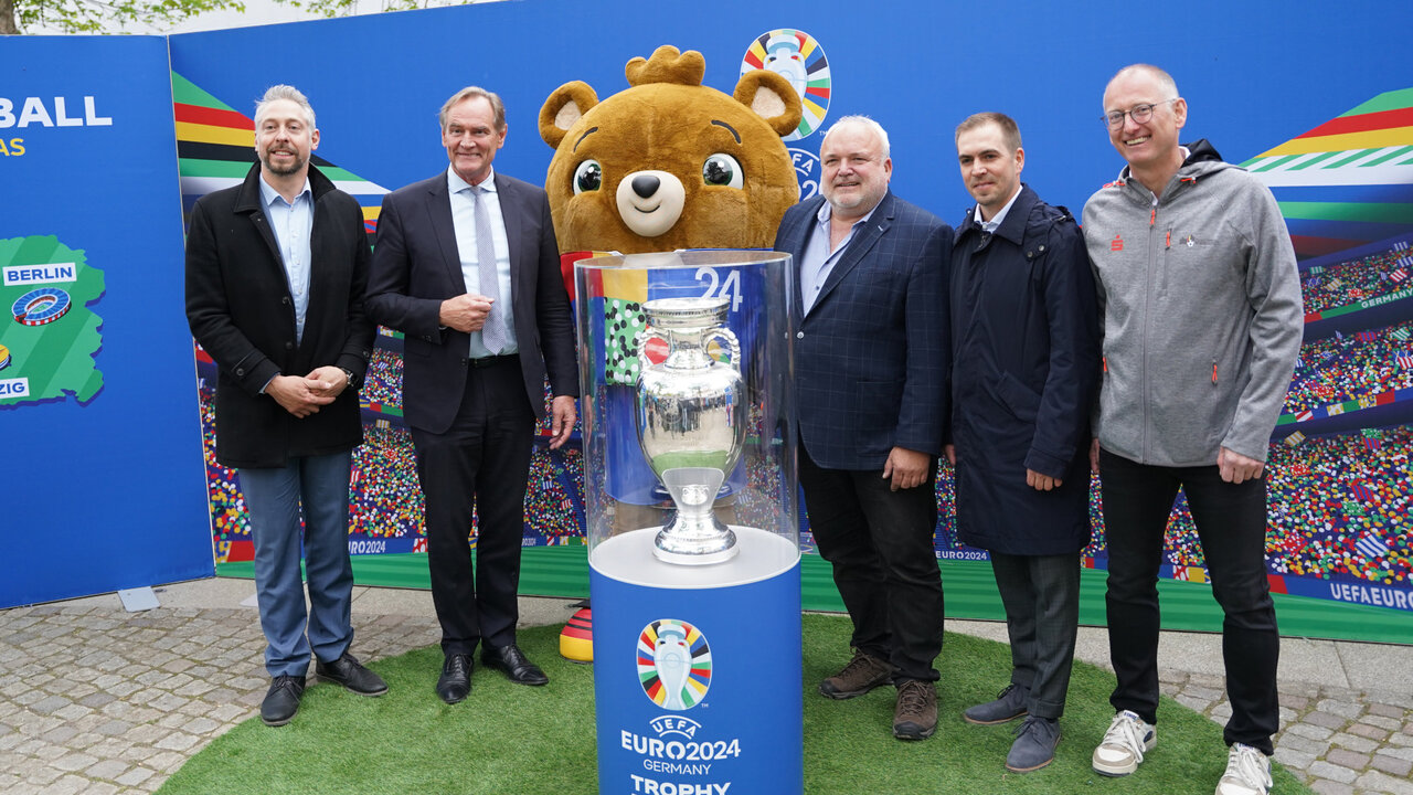 Die EM-Trophäe in Leipzig – Turnierdirektor Philipp Lahm mit Mitspielern der Bürgermeister-EM.