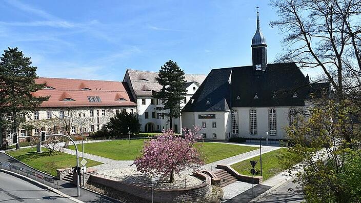 Limbach-Oberfrohna - Bonhöffer Platz mit Kirschblüte