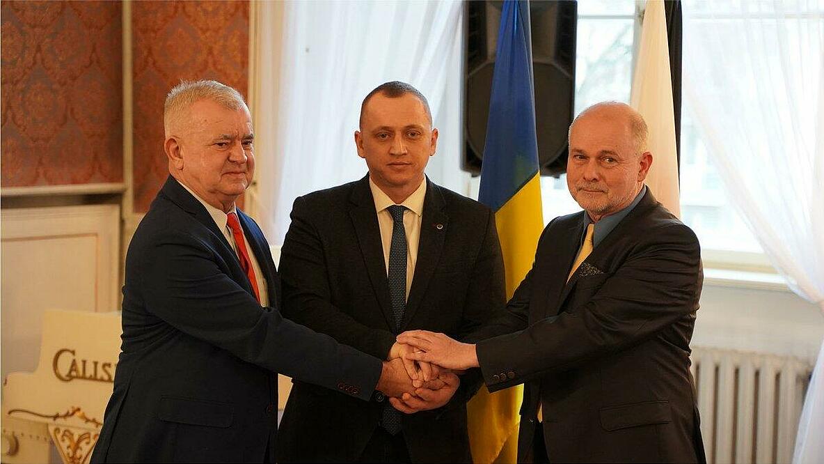 Die drei Bürgermeister Andrzej Katarzyniec (Zagan), Andriy Dranchuk (Khotyn) und Thomas Schmidt (Teltow) schütteln sich die Hände