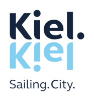 Bei dem Bild handelt es sich um das Logo der Stadt Kiel. Es besteht aus dem in schwarz geschriebenen Wort "Kiel", das sich unmittelbar darunter in hellblau spiegelt. Ganz unten steht "Sailing City".