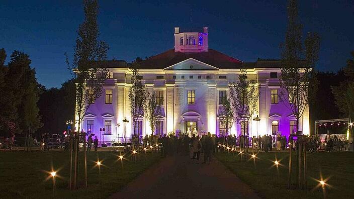 Dessau-Roßlau - Anhaltliche Gemäldegalerie im Schloss Georgium beleuchtet bei Nacht