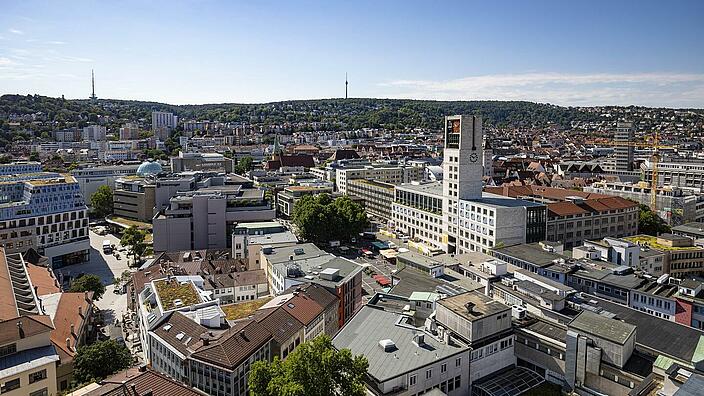 Panoramaaufnahme der Stadt Stuttgart mit Blick avon der Stiftskirche auf das Rathaus und den Marktplatz