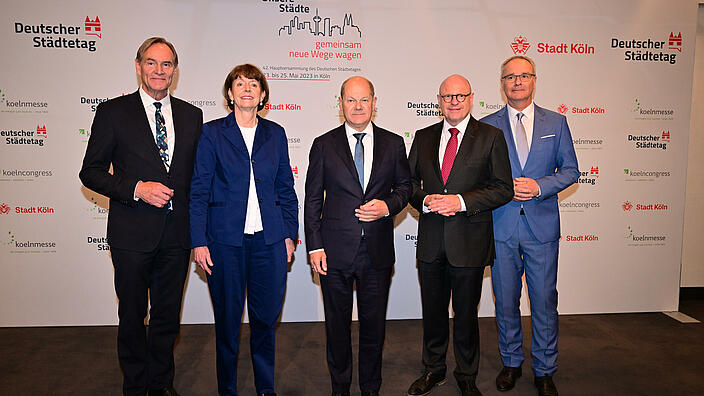 Ankunft des Bundeskanzlers der Hauptversammlung des Deutschen Städtetages am 23. Mai 2023 in Köln, (v.l.n.r) Burkhard Jung. Vizepräsident des Deutschen Städtetages; Henriette Reker, Oberbürgermeisterin der Stadt Köln; Bundeskanzler Olaf Scholz; Markus Lewe, Präsident des Deutschen Städtetages; Helmut Dedy, Hauptgeschäftsführer des Deutschen Städtetages