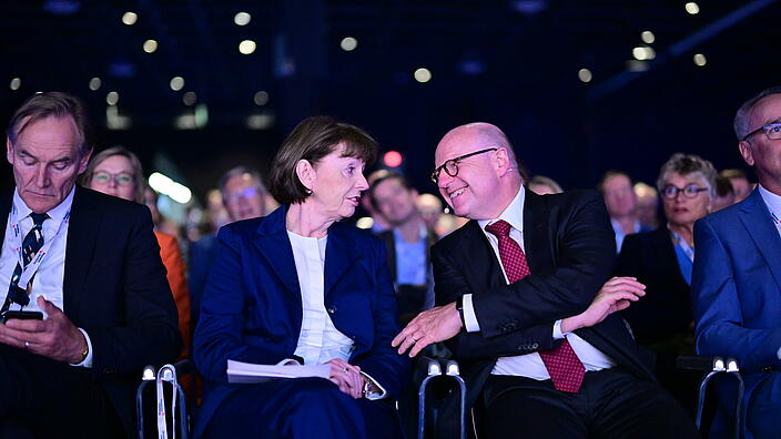 Im Fokus: Henriette Reker, Oberbügermeisterin der gastgebenden Stadt Köln (l.) und Markus Lewe, Präsident des Deutschen Städtetages (r.) bei der Hauptversammlung des Deutschen Städtetages am 23. Mai 2023 in Köln