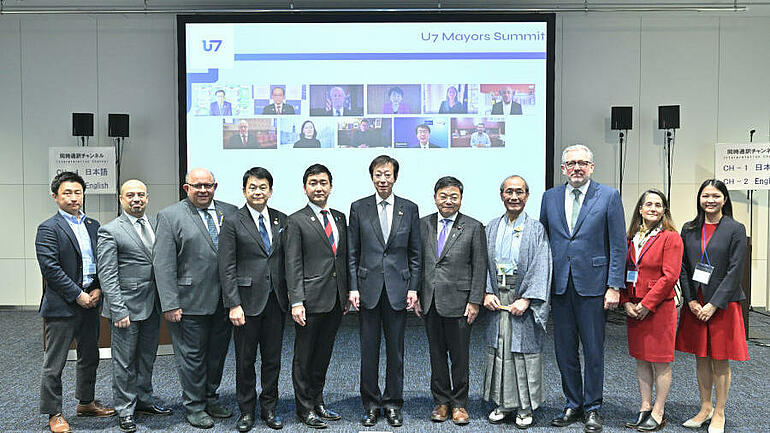 Gruppenbild nach der Übergabe der Urban7-Erklärung 2023 durch Vertreterinnen und Vertreter des Städtenetzwerkes U7 an Vertreter der japanischen Regierung. Mit dabei: Oberbürgermeister Dr. Peter Kurz, Sonderbeauftragter des Deutschen Städtetages für den Urban7-Prozess (3. v. r.).