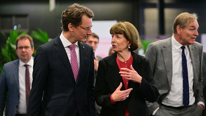 Ankunft des Ministerpräsidenten Hendrik Wüst, Ministerpräsident des Landes Nordrhein-Westfalen mit Henriette Reker, Oberbürgermeisterin der gastgebenden Stadt Köln der Hauptversammlung des Deutschen Städtetages am 23. Mai 2023 in Köln 