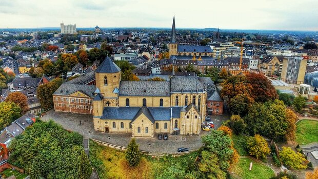 Mönchengladbach - Luftaufnahme mit Münster, eine katholische Kirche