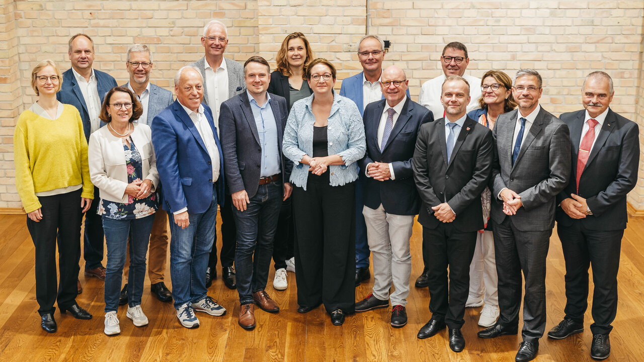 Gruppenbild der Präsidiumsmitglieder des Deutschen Städtetages mit Präsident Markus Lewe, Hauptgeschäftsführer Helmut Dedy und Beigeordneten sowie Bundesbauministerin Klara Geywitz
